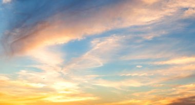 Pembe bulutlu gökyüzü. Günbatımı gökyüzü arka planı. Bulutlu gökyüzü arkaplanı. Gün batımı gökyüzü. Dramatik gündoğumu gökyüzü olan bir arka plan. Gökyüzü ve bulutlar. Gün doğumu.