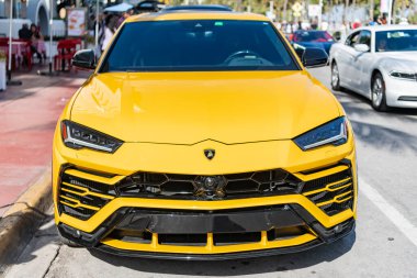 Miami, Florida, ABD - 22 Aralık 2024: Sarı Lamborghini Urus 2019 SUV arabası. Lamborghini Urus tipi lüks bir araba. Lamborghini Urus 'un arabası dışarıda park edilmiş. Lamborghini Urus, köşe manzaralı..