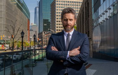 Üst düzey yönetici, politikacı. Takım elbiseli zengin adam. Dışarıda başarılı bir iş adamı. İş görüşmesinden önce şehirde başarılı bir iş adamı. İş dünyasının başarılı iş adamı. Takım elbiseli bir iş adamı. Şirket karargahı.