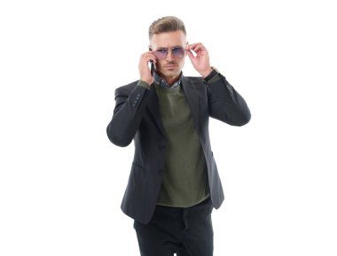 İş görüşmesi. Akıllı telefonda ciddi bir adam konuşması. Telefon var. Mobil iletişim. İletişim. İş adamı CEO 'su, beyaz telefondan izole edilmiş bir şekilde konuşuyor. Olgun iş adamı telefon görüşmesi yapar..
