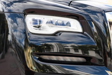 Miami, Florida, ABD - 16 Kasım 2024: Rolls Royce Dawn 2017 üstü açık araba. Rolls Royce Dawn modelinin üstü açık siyah arabası. Rolls Royce 'un arabası dışarıda park edilmiş. Rolls Royce, ışık manzaralı..