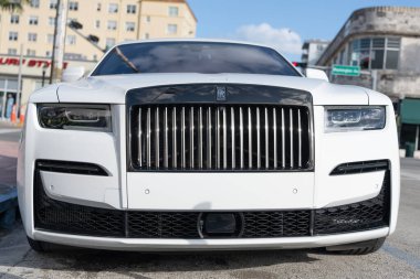 Miami, Florida, ABD - 12 Aralık 2024: Beyaz Rolls Royce Hayalet 2021 sedan araba. Rolls Royce Hayalet modelinin lüks sedan arabası. Rolls Royce 'un arabası dışarıda park edilmiş. Rolls Royce, ön manzara..