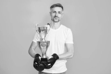 Boks şampiyonu. Spor başarısı ve zafer. Şampiyonlar kupası. Boks sporunu kazanan sporcu. Başarılı bir spor. Olgun boksör şampiyonu. Başarı kutlaması.