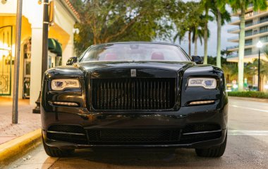 Miami, Florida, ABD - 19 Kasım 2024: 2020 Rolls Royce Dawn üstü açık araba. Lüks siyah Rolls Royce Dawn. Araba Rolls Royce dışarı park etmiş. Rolls Royce, ön manzara..