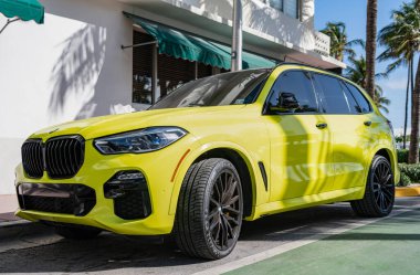 Miami, Florida, ABD - 11 Aralık 2024: BMW X5 2025 geçiş aracı. BMW X5 tipi lüks bir çapraz araba. BMW X5 'in arabası dışarıda park edilmiş. BMW X5 sarı renk, köşe görünümü.