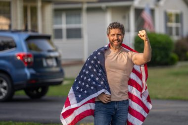Ulusal bayrak. Bağımsızlık Günü. Bağımsızlık Günü için Amerikan Bayrağı ya da 4 Temmuz. Güçlü adam Amerikan bayrağını açık havada tutuyor. Vatanseverlik sembolü olan bir vatansever. Amerikan bağımsızlığı, kopyalama alanı.