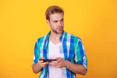 Video oyunu çevrimiçi. Video oyunu ve oyun. Genç milenyum çocuğu çevrimiçi oyun oynuyor. Telefondaki video oyunu. Oyuncu gençliği. Erkek oyuncu akıllı telefon ile çevrimiçi video oyunu oynar.