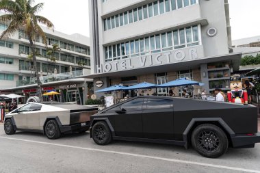 Miami, Florida, ABD - 06 Aralık 2024 Tesla Cybertruck elektrikli kamyonet vagonu. Tesla Cybertruck 'ın siyah elektrikli arabası. Tesla Cybertruck 'ın arabası dışarıda park edilmiş. Tesla Cybertruck, yan görüş.
