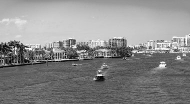 Fort Lauderdale, Florida, ABD - 25 Mart 2023: Florida 'da Fort Lauderdale' de mimari ve teknelerle Skyline manzarası.