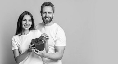 Sevgi dolu adam Sevgililer Günü için hediye veriyor. Sürpriz kadına hediye kutusu. Sevgilisinden hediye alan kız arkadaşı. Sevgililer Günü çifti. Birbirine aşık bir çift. Kadınlar günü hediyesi. Sürpriz öge.