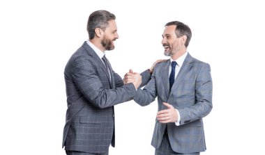 İki işadamı anlaşmadan sonra tokalaşıyor. İş anlaşmasında başarılı bir anlaşma. Beyazlar üzerinde izole iş adamları. Ortaklık başarılı. İş anlaşması. birleşme ve satın alma.