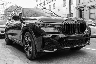 New York City, ABD - Nisan 01, 2024 BMW X5 M50i çapraz arabası açık havada, köşe manzaralı.