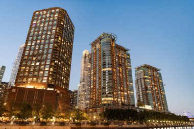 Gece iş gökdeleninde. Şehir merkezindeki gökdelen. Şehir mimarisi. İş bölgesindeki ofis binası. Modern cam bina. Chicago gece şehri. Chicago gökdeleninin gece manzarası.