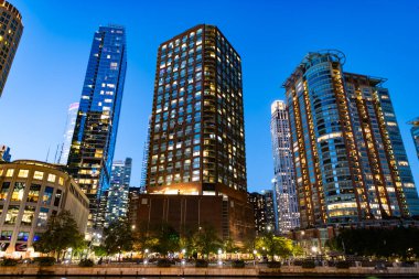 Gece iş gökdeleninde. Şehir merkezindeki gökdelen. Şehir mimarisi. İş bölgesindeki ofis binası. Modern cam bina. Chicago gece şehri. Chicago gökdeleninin gece manzarası.