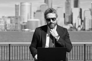 New York 'ta serbest çalışan bir iş adamı. İnternette çalışan bir iş adamı. İş adamı dışarıda dizüstü bilgisayarla çalışıyor. Adam internet tarayıcısından iş e-postası ve sörf yolluyor. Dijital veri yönetimi. Ticaret..