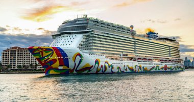 Miami, Florida, ABD - 23 Aralık 2024: Norveç yolcu gemisi yolculuğu. Yaz tatilinde gemi turu. Norveç yolcu gemisi. Gemi turu ve deniz seyahati. Gemi Miami limanından ayrılıyor..