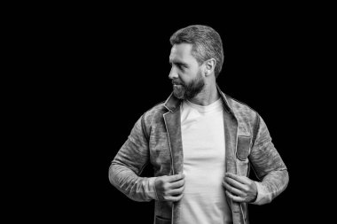 Erkek giyim gündelik moda. Erkek giyimli adam. Siyah ceketli adam izole edilmiş. Tıraşsız sakallı olgun bir adam. Moda erkek tarzı. Normal erkek stili. İspanyol, olgun bir adam. Boşluğu kopyala.
