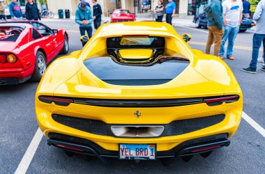 Chicago, Illinois - 29 Eylül 2024: Ferrari 296 GTS veya GTB sarı renk. Ferrari 296 GTS ya da GTB caddeye park etmiş. Arkadan bak. Lüks Ferrari 296 GTS veya Chicago 'da GTB