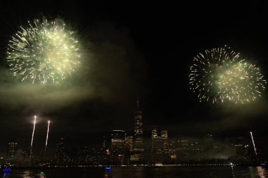 New York Manhattan havai fişekleri arifesinde. Manhattan 'da havai fişekler. New York 4 Temmuz Havai fişekleri. Flashing Fireworks ile New York City Skyline Manhattan. Bağımsızlık Günü