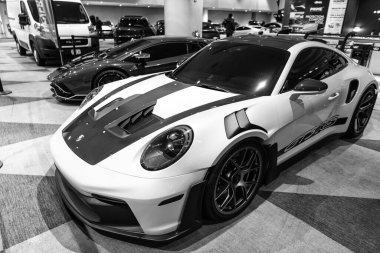 New York City, ABD - 27 Mart 2024: Porsche 911 GT3 spor araba New York Uluslararası Otomobil Fuarı, açı manzaralı.