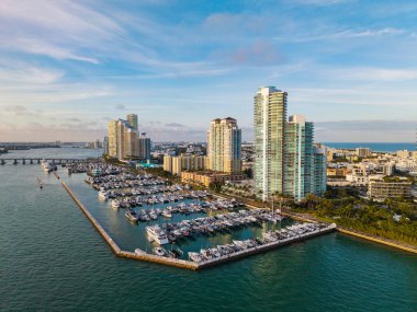 Yaz tatili. Lüks Güney Sahili marinası. Lüks bir yat. Miami güney sahili manzaralı. Yat kulübü. Marina Miami, Florida 'da. Özel rıhtım. Lüks yatı olan Güney Point Miami marinası. Dolu marina..