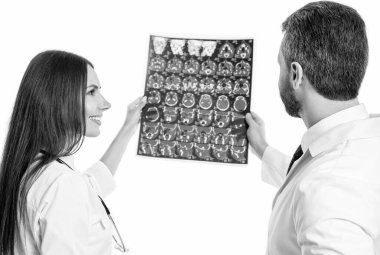 Doktor nörolog. Doktor hastalık taraması yapıyor. Tıbbi teşhis. Teşhis ve tedavi. İki doktor teşhis koymaya çalışıyor. Cerrah röntgen sonuçlarını kadınlara gösteriyor. Nöroloji uzmanı..