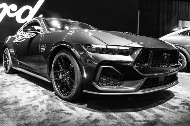 New York City, ABD - 27 Mart 2024 Ford Mustang Mach 1 spor araba New York Uluslararası Otomobil Fuarı, köşe manzaralı.