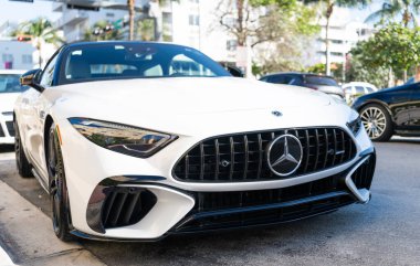 Miami, Florida, ABD - 23 Kasım 2024 Mercedes Benz R232 modelinin lüks spor arabası. Mercedes Benz 'in arabası dışarıda park edilmiş. Mercedes Benz R232, görüş açısı. Mercedes Benz R232 spor arabası.