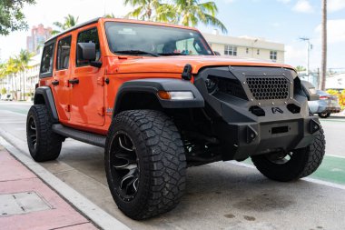 Miami, Florida, ABD - 09 Aralık 2024: Jeep Wrangler SUV arabası. Jeep Wrangler SUV tipi lüks bir araba. Jeep Wrangler 'ın arabası dışarıda. Jeep Wrangler, köşe manzaralı..