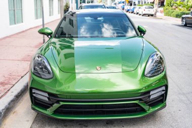 Miami, Florida, ABD - 20 Aralık 2024: Porsche Panamera 2019 Gran Turismo spor fastback otomobil. Porsche Panamera 'nın lüks arabası. Porsche Panamera 'nın arabası dışarıda park edilmiş. Porsche Panamera, ön manzara..