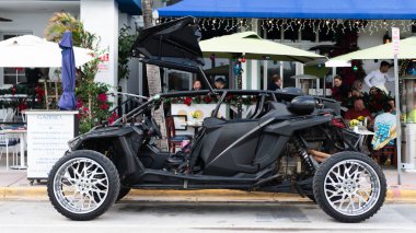 Miami, Florida, ABD - 14 Aralık 2024: Böcek Polaris RZR 800. Polaris RZR 800 'ün lüks arabası. Polaris RZR 800 arabası dışarıda park edilmiş. Polaris RZR 800, yan görünüm.