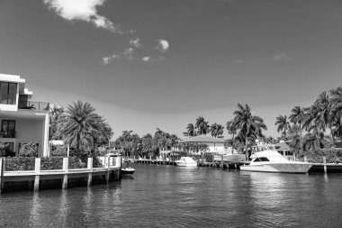 Yaz cennetinde tatil. Yazın lüks bir apartman dairesinde. Florida körfezine git. Rüya gibi bir tatil. Tropikal bir evde yaz tatili. Yat iskelesi olan lüks bir yazlık villa..