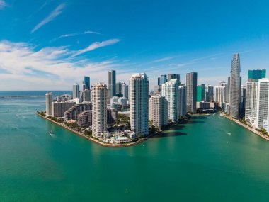 Miami şehir merkezinde, Florida 'da panoramik modern mimari. Miami ufuk çizgisi panoramik manzara. Brickell Key, ABD 'de gökdelenli şehir manzarası. Şehir merkezi Brickell Miami.