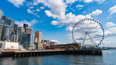 Seattle, Washington, ABD, 26 Temmuz 2024: dönme dolaplı eğlence parkı. Gözlem Dönme dolabı. Gözlem tekerindeki panayır gezisi. Eğlence gezisi. Uzayı kopyala Dönme dolap.