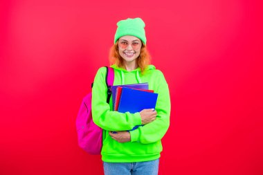 Bilgi toplama günü. Üniversitede eğitim. Pembe üzerine izole edilmiş genç bir kız. 1 Eylül. Bilgi ve eğitim. Okul eğitimi. Öğrenci hayatı. Üniversitedeki kız öğrenci. Okula dönelim. Bilgi güçtür..