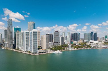 Şehir merkezinde Miami gökdeleninde. Modern gökdeleni ve Miami nehri olan bir gökdelen. Florida 'nın silüeti. Brickell Key 'den Miami şehir merkezi manzarası. Florida silueti. Miami Brickell şehir merkezi..
