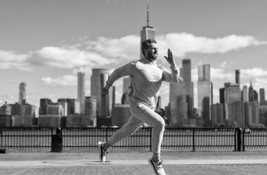 Manhattan 'da koşan adam. Koşucu uzun spor koşusunda. Koşucu dışarıda spor antrenmanında koşuyor. New York 'ta sabah sporu koşucusu. Sporcu adam koşuyor. İz çalışıyor.