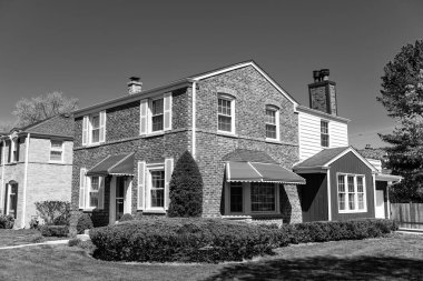 Amerikan villası olan banliyö yerleşim yerlerinde modern kır evi mimarisi.