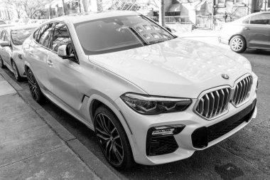 New York City, ABD - 24 Mart 2024 BMW X6 xDrive40i SUV araba dışarıda park edilmiş, köşe manzara.