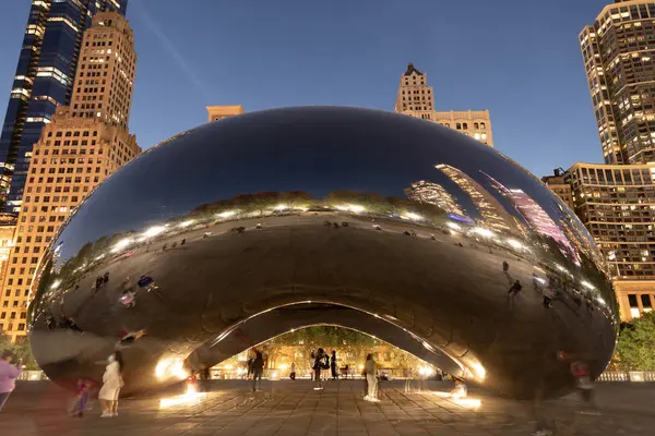 Chicago, Illinois, ABD - 22 Ekim 2024: Fasulye heykeli. Gece manzarası. Chicago Milenyum Şehir Parkı. Bulut Kapısı. Milenyum Parkı Bulut Kapısı heykeli. Geceleri turistik bir yer..