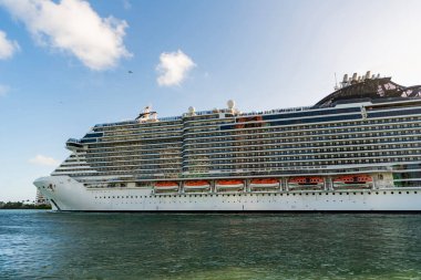 Gemi seyahati. Yaz tatilindeki görkemli gezi manzarası. Gemi turu ve deniz seyahati. Lüks yolcu gemisinde seyahat. Gemi Miami sahil limanından ayrılıyor. Miami turu.