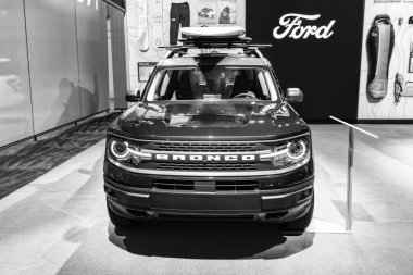New York City, ABD - 27 Mart 2024: 2023 Ford Bronco Spor SUV arabası New York Uluslararası Otomobil Fuarı, ön manzara.