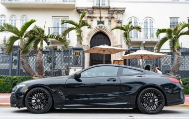 Miami, Florida, ABD - 10 Aralık 2024: siyah 2019 BMW M850 Gran Turismo arabası. BMW M850 Gran Turismo tipi lüks bir araba. BMW M850 'nin arabası dışarıda park edilmiş. BMW M850, yan görünüm.