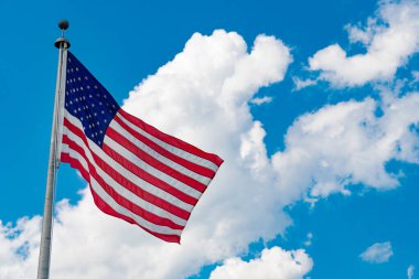 Bağımsızlık Günü. Vatanseverlik sembolü. Anma Günü için Amerikan Bayrağı ya da 4 Temmuz. Amerikan bayrağı dalgalanması, işçi bayramı. ABD bayrağı. Mavi gökyüzünde Birleşik Devletler bayrağı sallıyor.
