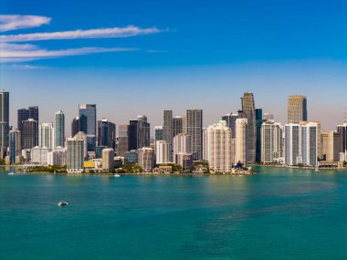 Miami şehrinin ufuk çizgisi Brickell anahtarı. Miami şehir merkezinde. Gökdelen binası. Şehir merkezindeki şehir manzarası. Şehir mimarisi. Miami şehir merkezi silueti. Miami gökdelen şehir manzarası.