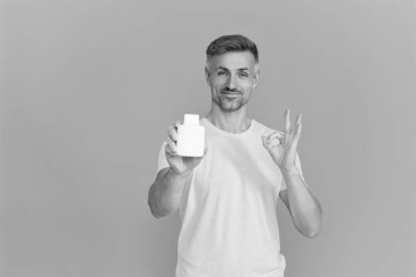 İnsan maviden yiyecek desteğini ayırır. Haplı ya da vitaminli bir adam. Enerji ilacını sunuyorum. Multivitamin ve vitamin. Günlük takviye. İlaç teklif et. Acıyı dindirmek için ilaç. Tamam..
