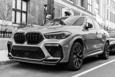 New York, ABD - 15 Mart 2024: BMW X6 lüks otomobil cadde, köşe manzara park.