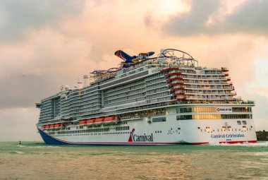 Miami, Florida, ABD - 16 Aralık 2024: Karnaval yolcu gemisi yolculuğu. Yaz tatilinde gemi turu. Karnaval yolcu gemisi. Gemi turu ve deniz seyahati. Gemi Miami sahil limanından ayrılıyor..