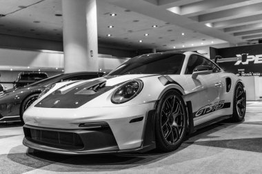 New York City, ABD - 27 Mart 2024: Porsche 911 GT3 spor araba New York Uluslararası Otomobil Fuarı, açı manzaralı.