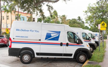 Miami, Florida, ABD - 18 Kasım 2024: USPS posta kamyonu. Posta kamyonu caddeye park etmiş. USPS posta dağıtım kamyonu, yan görüş. USPS kamyonu.